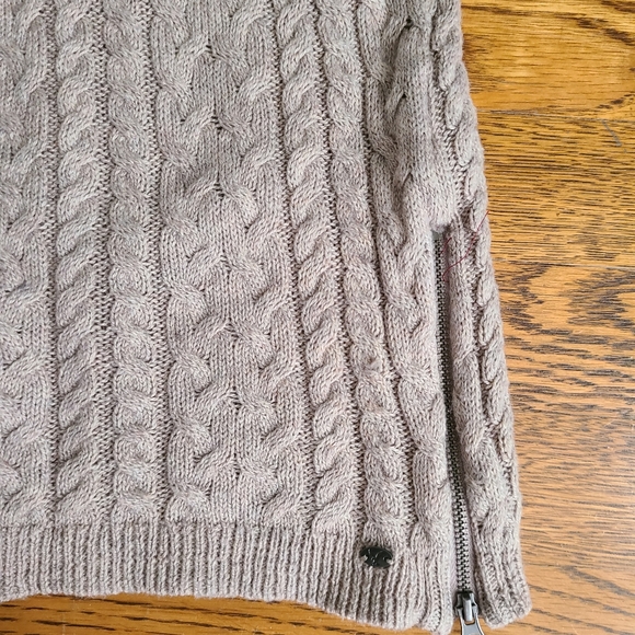 American eagle sweater side zipper worn once - Picture 2 of 4